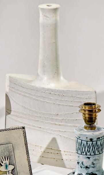 Bruno GAMBONE (né en 1936) Pied de lampe en céramique émaillée crème à décor de scarification
Signé...