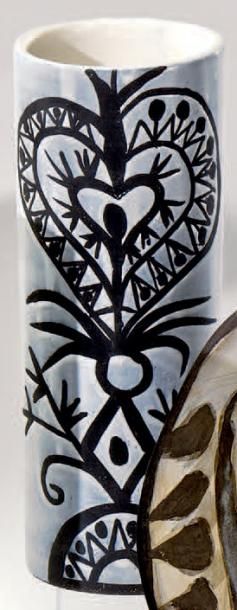 ROGER CAPRON (1922-2006) Vase rouleau à décor stylisé en réserve de paraffine sur...