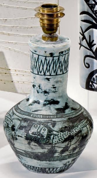 JACQUES BLIN (1920-1995) Lampe en céramique émaillée à décor incisé d'une frise de...