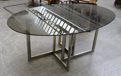 TRAVAIL DES ANNÉES 1970 Table de salle à manger à plateau ovale en verre fumé, piétement...