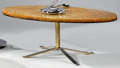 TRAVAIL DES ANNÉES 1970 Table basse ovale, piétement en croix en métal poli, plateau...
