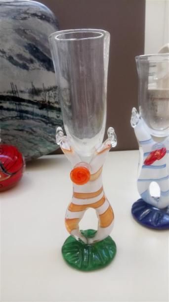 Pedro VELOSO (né en 1965) Vase en verre soufflé, le pied simulant un personnage en...