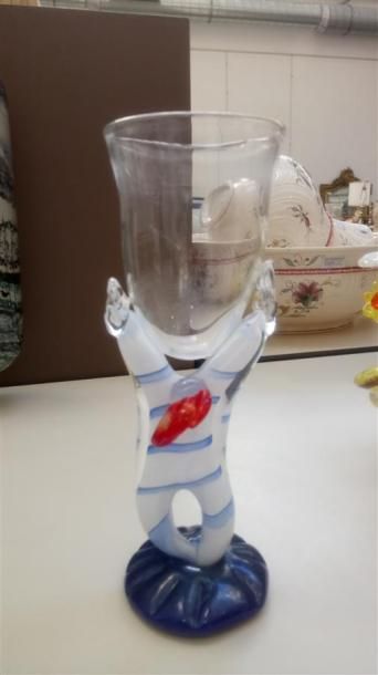 Pedro VELOSO (né en 1965) Vase en verre soufflé, le pied simulant un personnage en...