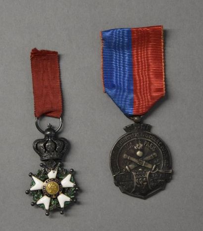 Armes - Décorations - Militaria FRANCE Lot de deux médailles. Une demi taille Légion...