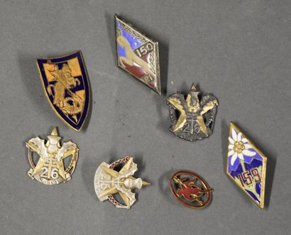 Armes - Décorations - Militaria FRANCE Lot de sept insignes régimentaires, principalement...