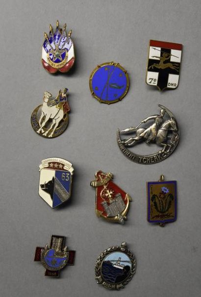 Armes - Décorations - Militaria FRANCE Lot de dix insignes divers ( groupement Tcherkess,...