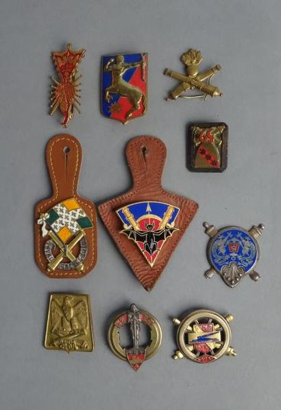 Armes - Décorations - Militaria FRANCE Lot de dix insignes sur le thème de l'artillerie...