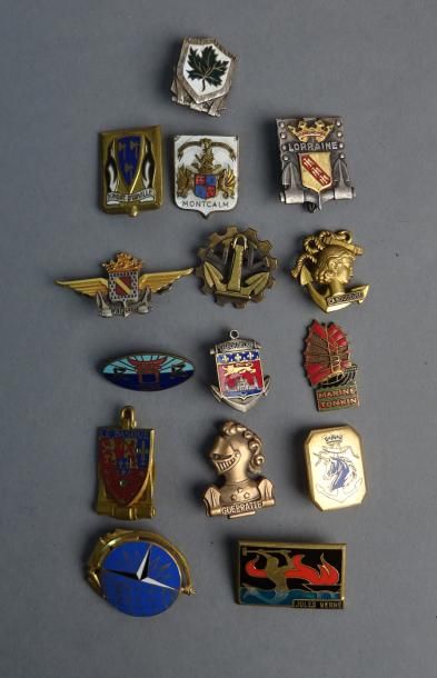Armes - Décorations - Militaria FRANCE Lot de quatorze insignes sur le thème de la...