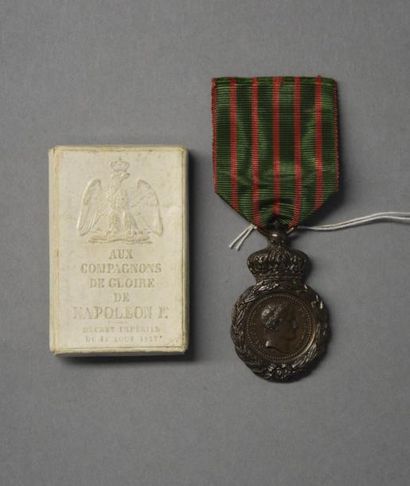 Armes - Décorations - Militaria FRANCE Médaille de Sainte-Hélène dans sa boîte En...