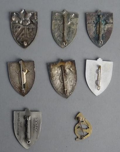 Armes - Décorations - Militaria FRANCE Lot de huit insignes (aluminium etc.) du 1er...