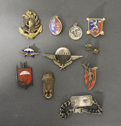Armes - Décorations - Militaria FRANCE Lot de six insignes sur le thème des troupes...