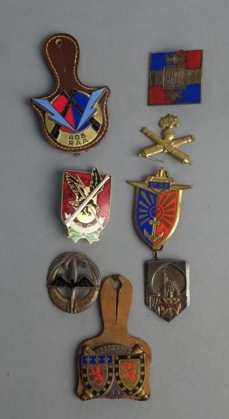 Armes - Décorations - Militaria FRANCE Lot de huit insignes sur le thème de l'artillerie...