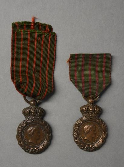 Armes - Décorations - Militaria FRANCE Lot de deux médailles de Sainte-Hélène Taille...