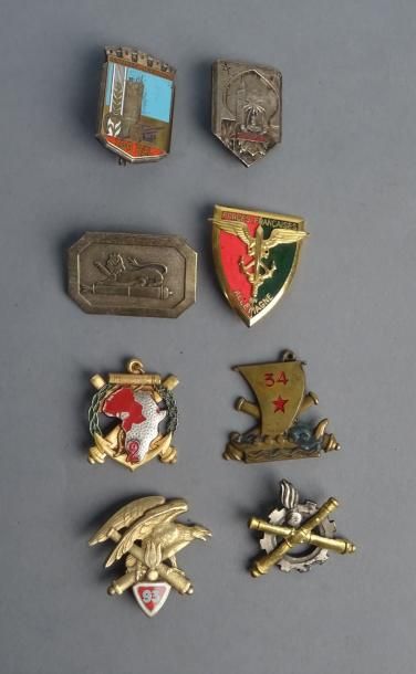 Armes - Décorations - Militaria FRANCE Lot de huit insignes sur le thème de l'artillerie...