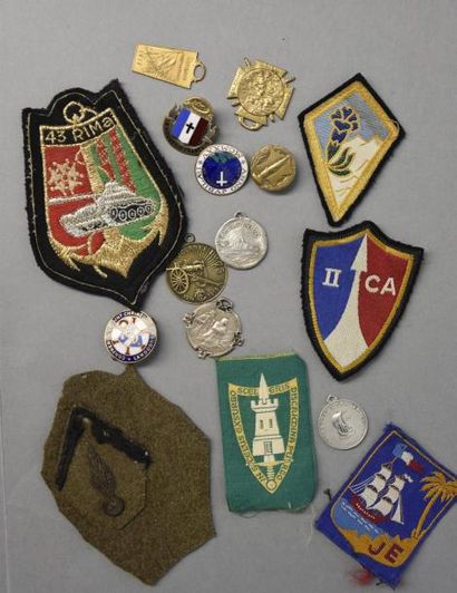 Armes - Décorations - Militaria FRANCE & DIVERS Lot d'insignes en tissu et breloques...