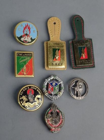 Armes - Décorations - Militaria FRANCE Lot de huit insignes sur le thème de la Légion...
