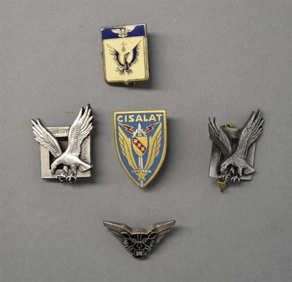Armes - Décorations - Militaria FRANCE Lot de cinq insignes régimentaires, commandos...