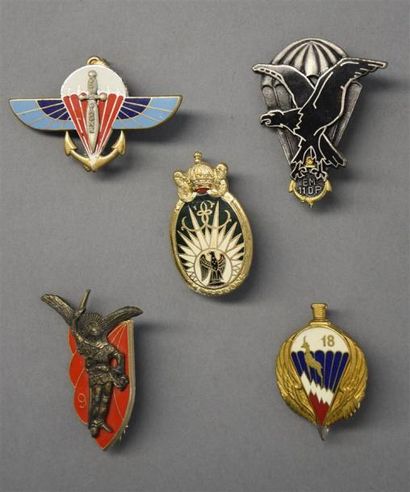 Bijoux - Joaillerie FRANCE Lot de cinq insignes régimentaires principalement aéroportés....