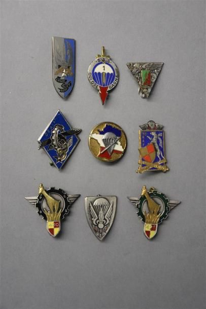 Armes - Décorations - Militaria FRANCE Lot de neuf insignes régimentaires, principalement...