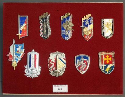 Armes - Décorations - Militaria FRANCE Panneau de dix insignes de promotions Police...