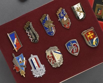 Armes - Décorations - Militaria FRANCE Panneau de dix insignes de promotions Police...