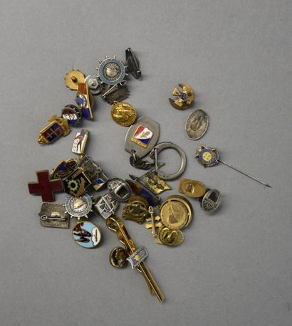 Armes - Décorations - Militaria FRANCE Lot d'une trentaine d'insignes miniatures,...