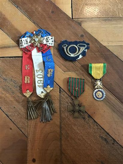Armes - Décorations - Militaria FRANCE Lot comprenant : Une croix de guerre Une médaille...