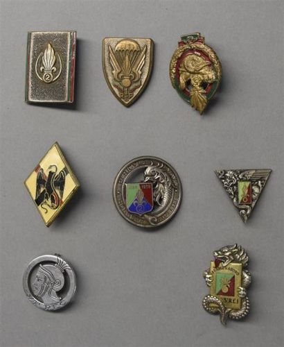 Armes - Décorations - Militaria FRANCE Lot de huit insignes Légion Différentes époques,...