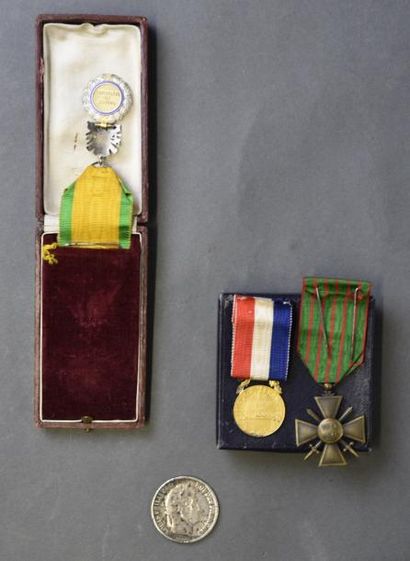 Armes - Décorations - Militaria FRANCE Lot de décorations Une croix de guerre 1914/16,...