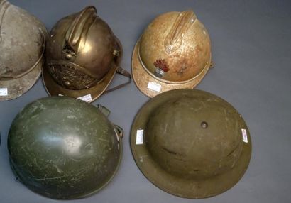 Armes - Décorations - Militaria DIVERS PAYS Lot de huit casques Un casque de pompier...