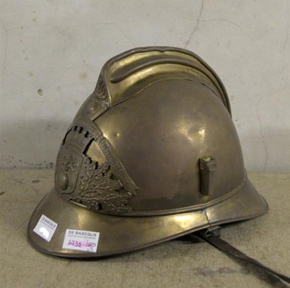 Armes - Décorations - Militaria DIVERS PAYS Lot de huit casques Un casque de pompier...