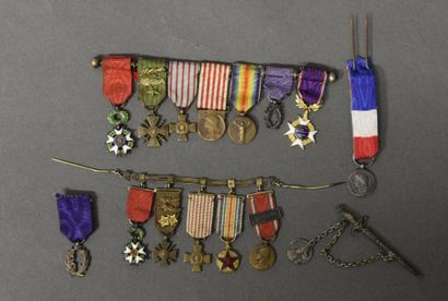 Armes - Décorations - Militaria FRANCE Lot de décorations miniatures, dont une rangée...