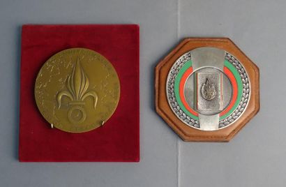 Armes - Décorations - Militaria FRANCE Deux médailles de table Legion Etrangère en...