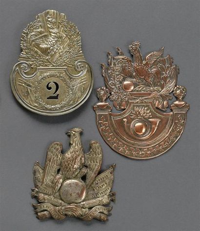 Armes - Décorations - Militaria FRANCE Lot de trois plaques de shako de Monarchie...
