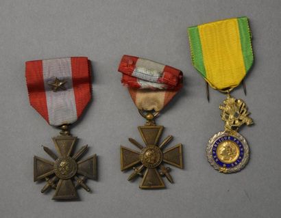 Armes - Décorations - Militaria FRANCE Lot comprenant deux croix de guerre TOE, et...