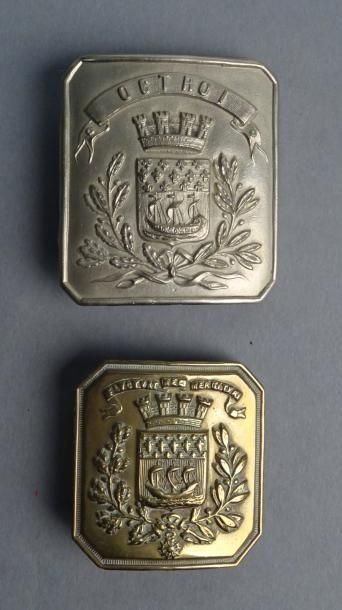 Armes - Décorations - Militaria FRANCE Deux plaques de ceinturon en laiton, Ville...