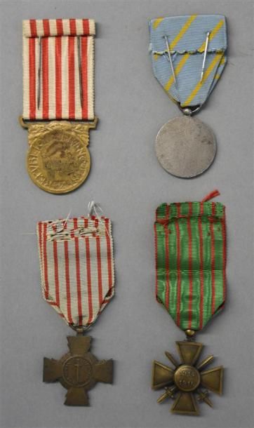 Armes - Décorations - Militaria FRANCE Lot de quatre médailles L'Associative du RICM,...