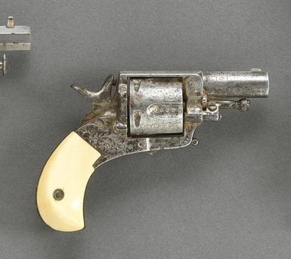 Armes - Décorations - Militaria FRANCE Revolver LE PHENIX, calibre 320 Monture fer...
