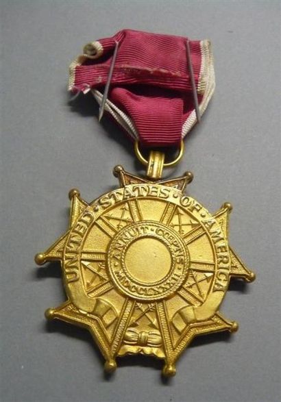 Armes - Décorations - Militaria ETATS-UNIS Legion of Merit En bronze émaillé, ruban...