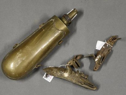 Armes - Décorations - Militaria FRANCE Lot constitué de deux platines à silex XVIIIe-XIXe...