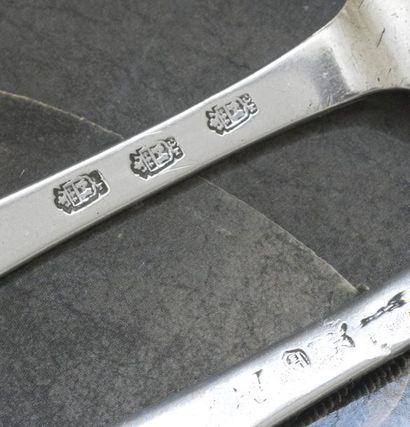 null Couvert en argent forgé:
- La cuillère queue de rat à spatule découpée gravée...