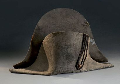  CHAPEAU traditionnellement attribué à l'Empereur Napoléon Ier Ce chapeau aurait...