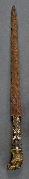  Long couteau en bronze anciennement doré et émaillé à décor de rinceaux feuillagés,...