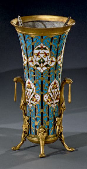 Ferdinand Barbedienne (1810-1892) Vase cornet en bronze et émaux cloisonnés à motifs...