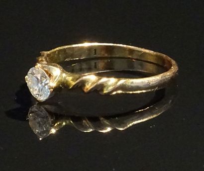 null Bague en or jaune 14K (585/°°) à décor de torsade sertie d'un diamant taille...