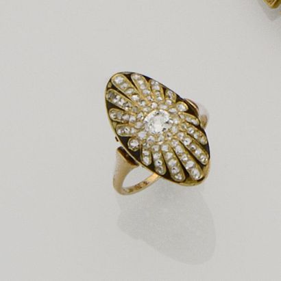 null Bague marquise ovale en or jaune 18K (750/°°) ornée au centre d'un diamant taille...