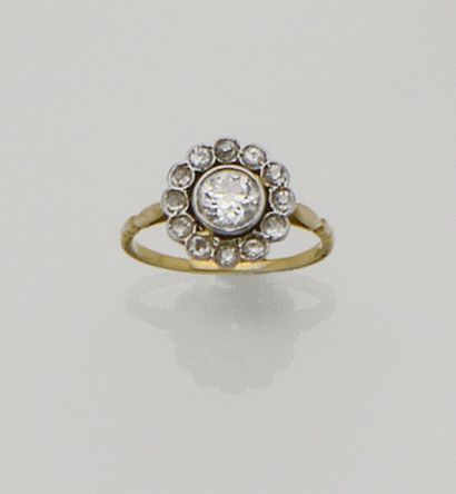 null Bague «Marguerite» en or de deux tons 18K (750/°°) ornée d'un diamant taille...