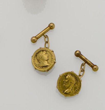 null Paire de boutons de manchettes en or jaune 18K (750/°°) ornés deux aurei romains...
