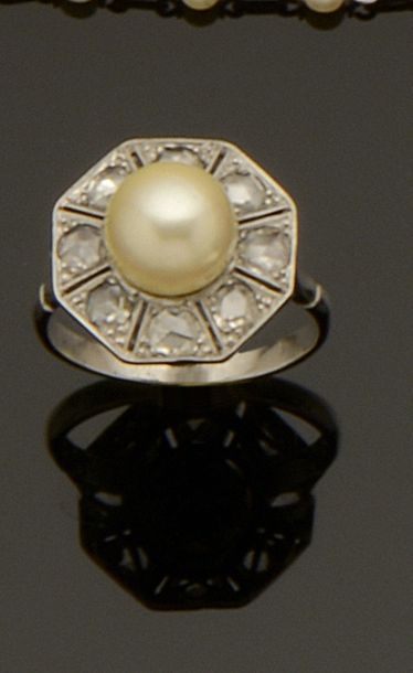 null Bague rosace octogonale en platine (850/°°) ornée d'une perle Mabé, entourée...