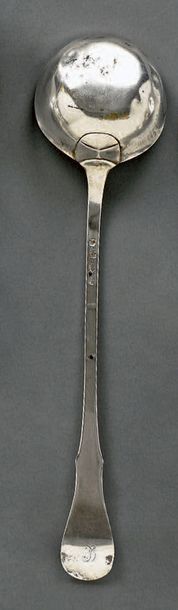 null Louche en argent modèle uni plat à spatule violonée et monogrammée GL.
Minerve...